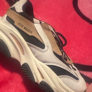 Steve Madden women’s Black and Tan Sneakers